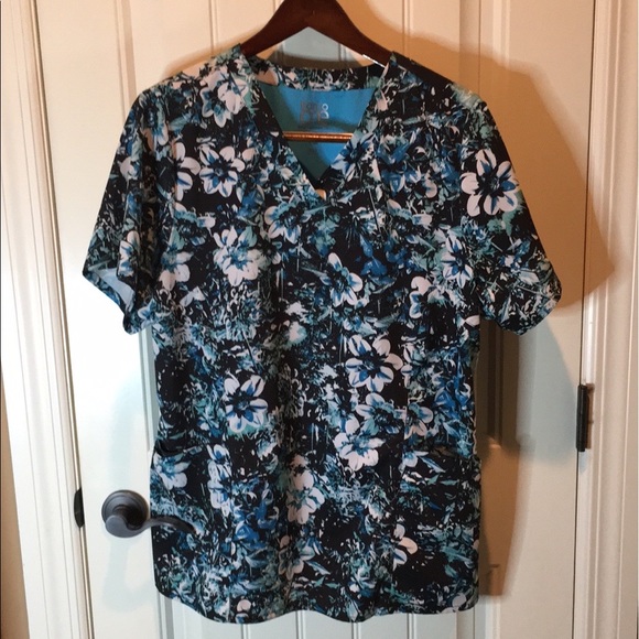 Barco Uniforms Tops - Barco One  2X  Blue Tropical Scrub Top 4 pockets. Bought before Retired EUC 🍒❤️